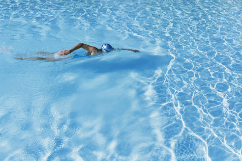 Frau schwimmt im klaren blauen Schwimmbad - GWF06909