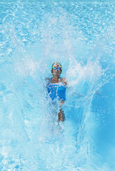 Frau schwimmt im klaren blauen Schwimmbad - GWF06910