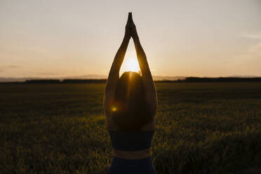 Frau übt Yoga in der Natur - AMPF00079