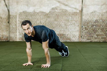 Mann beim Training im Fitnessstudio - KVF00158