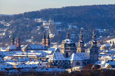 Germany, Bavaria, Wurzburg, Stift Haug church and surrounding buildings in winter - NDF01255