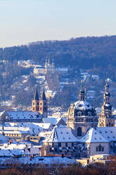 Deutschland, Bayern, Würzburg, Stift Haug Kirche und umliegende Gebäude im Winter - NDF01257