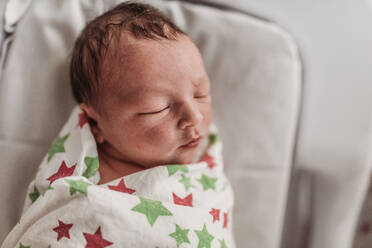 Seitenansicht eines neugeborenen Jungen, der im Geburtshaus gewickelt wurde - CAVF93571