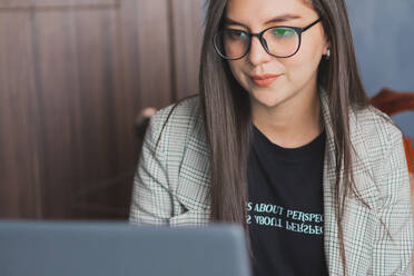 Junge Frau mit ihrem Laptop. - CAVF93583