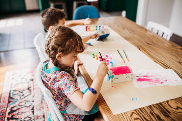 Kleine Kinder beim Basteln mit regenbogenfarbener Farbe - CAVF93604