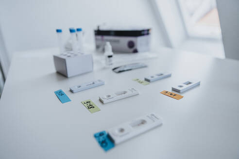 Variation von diagnostischen Schnelltestkassetten mit mehrfarbigen Zeitaufklebern auf dem Tisch in der Klinik - MFF07473