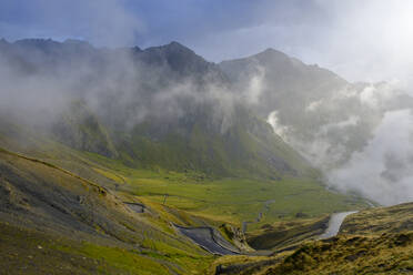 Col du Tourmalet-Pass in der nebligen Morgendämmerung, Frankreich - LBF03400