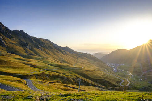 Frankreich, Hautes-Pyrenees, Bagneres-de-Bigorre, Col du Tourmalet-Pass bei Sonnenaufgang, Frankreich - LBF03404