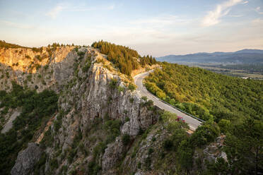 Kroatien, Dalmatien, Imotski, Straße im Gebiet des Roten Sees - MAMF01662