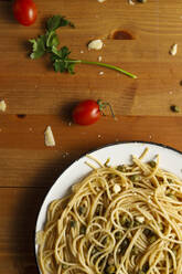 Spaghetti-Teller auf unordentlichem Holztisch - IFRF00423