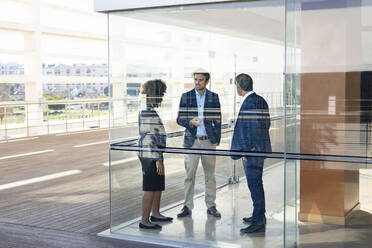 Expertenteam bei einer Diskussion in einem modernen Büro - SBOF02894