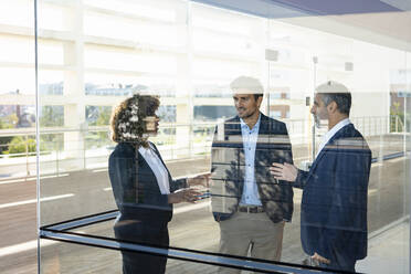 Männlicher und weiblicher Unternehmer diskutieren in einem modernen Büro - SBOF02895