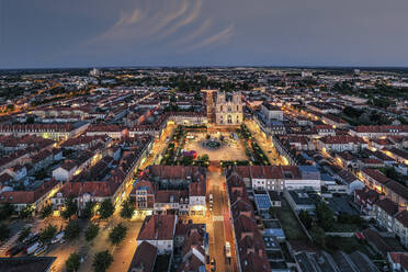 Frankreich, Marne, Vitry-le-Francois, Luftaufnahme der beleuchteten Stadt in der Abenddämmerung mit klarer Horizontlinie im Hintergrund - HAMF00863