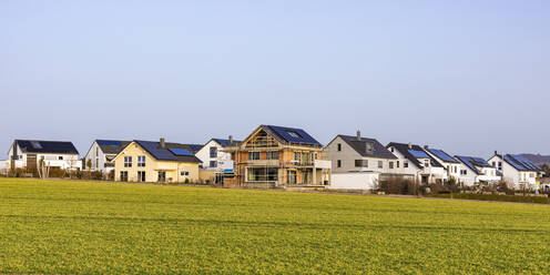 Deutschland, Baden-Württemberg, Waiblingen, Panorama der modernen energieeffizienten Vorstadthäuser - WDF06535