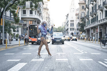 Drag Queen mit Friedenszeichen beim Überqueren der Straße in der Stadt - RDGF00331