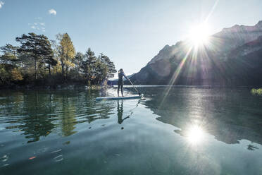 Deutschland, Bayern, Garmisch Partenkirchen, Junge Frau beim Stand Up Paddling auf dem Eibsee - WFF00470