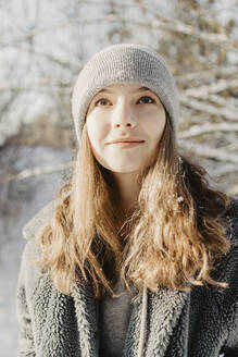 Porträt eines schönen Teenagers mit Strickmütze - OJF00419