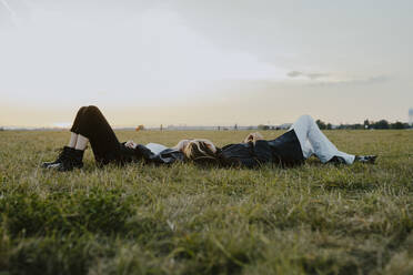 Freundinnen liegen auf Gras im Park - MASF22058
