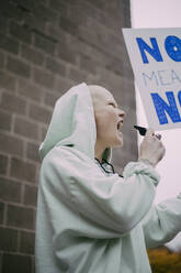 Eine Demonstrantin schreit mit einem Schild während einer sozialen Bewegung - MASF22166