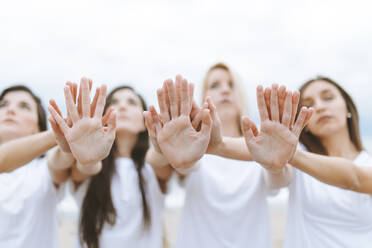 Weibliche Freunde zeigen Stop Geste gegen Himmel - ARTF00029