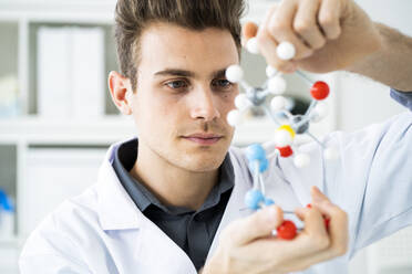 Junge Wissenschaftlerin untersucht Molekularstruktur im Labor - GIOF11582