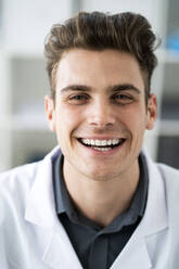 Männlicher Wissenschaftler lächelt im Labor - GIOF11593
