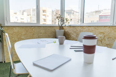 Leerer Konferenztisch mit Dokumenten und Kaffeetassen im Büro - AFVF08340