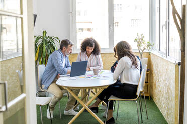 Multiethnische Mitarbeiter, die im Büro diskutieren - AFVF08353