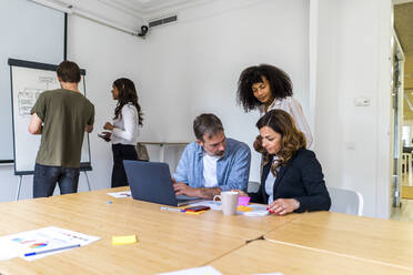 Männliche und weibliche Unternehmer diskutieren im Sitzungssaal im Büro - AFVF08387