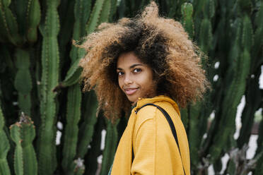 Lächelnde Afro-Frau vor einem Kaktus im Hintergrund - EGAF01990