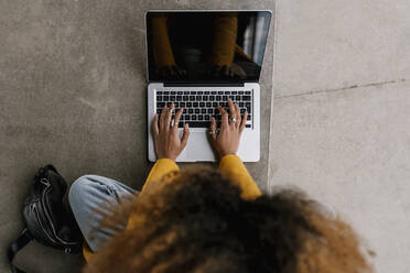 Afro-Frau mit Laptop in Sitzecke - EGAF01997