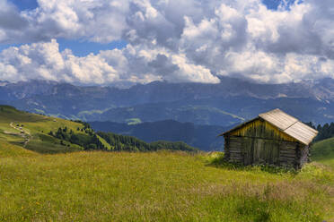 Dramatische Wolken über einer einsamen Hütte in der Geislergruppe im Sommer - LOMF01231