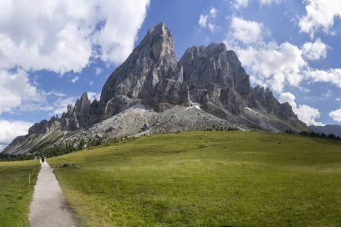 Panoramablick auf das Wurzjoch und den Peitlerkofel im Sommer - LOMF01234