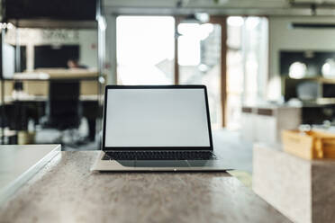 Laptop auf dem Schreibtisch im Büro - GUSF05360