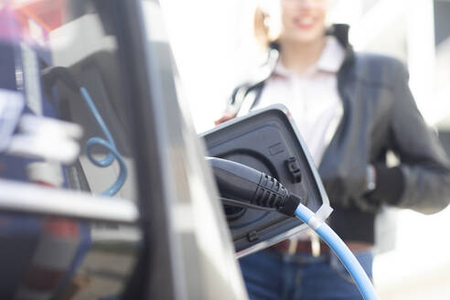 Kraftstoffpumpe im offenen Benzintank eines Autos - SGF02786