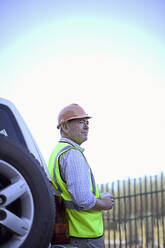 Bauarbeiter macht Pause mit dem Auto - AJOF01188