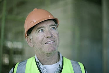 Porträt eines männlichen Bauarbeiters mit Schutzhelm - AJOF01192