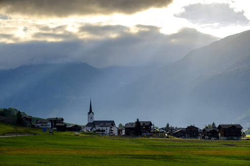 Schweiz, Wallis, Ulrichen Dorf in den Bergen bei Sonnenaufgang - LBF03438