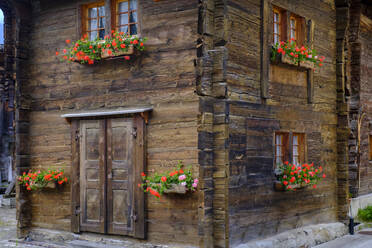 Schweiz, Wallis, Ulrichen, Traditionelles Holzhaus - LBF03439