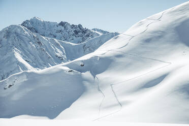 Skispuren auf dem schneebedeckten Kreuzjoch, Namloser Wetterspitze, Lechtaler Alpen, Tirol, Österreich - WFF00497