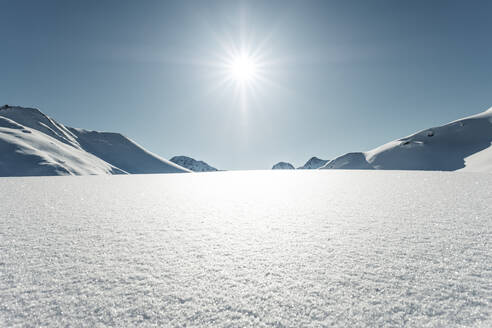 Schneebedeckte Berge an einem sonnigen Tag, Lechtaler Alpen, Tirol, Österreich - WFF00501