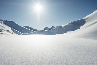 Sonnenlicht auf schneebedecktem Berg im Winter, Lechtaler Alpen, Tirol, Österreich - WFF00502