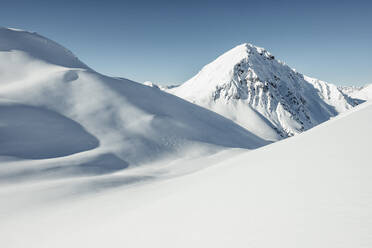 Kreuzjoch und Ortkopf verschneit an einem sonnigen Tag, Lechtaler Alpen, Tirol, Österreich - WFF00504