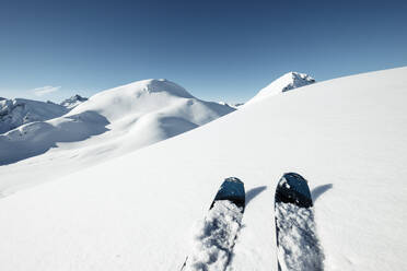 Skier auf Schnee gegen blauen Himmel, Namloser Wetterspitze, Lechtaler Alpen, Tirol, Österreich - WFF00505