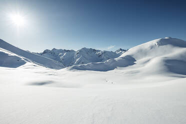 Schneebedeckter Berg an einem sonnigen Tag, Lechtaler Alpen, Tirol, Österreich - WFF00507