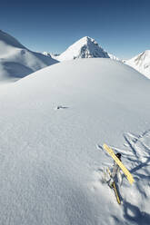 Wandertafel auf verschneitem Berg, Lechtaler Alpen, Tirol, Österreich - WFF00508