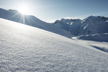 Namloser Wetterspitze verschneites Gebirge an einem sonnigen Tag, Lechtaler Alpen, Tirol, Österreich - WFF00510