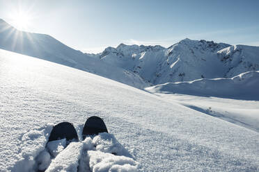 Skier auf einem verschneiten Berg an einem sonnigen Tag, Lechtaler Alpen, Tirol, Österreich - WFF00511