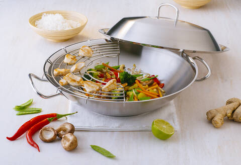 Preparation of chicken breast and vegetables in metal wok - PPXF00344