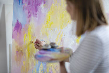 Mid erwachsene Frau malen abstrakte Leinwand zu Hause Studio - EIF00537